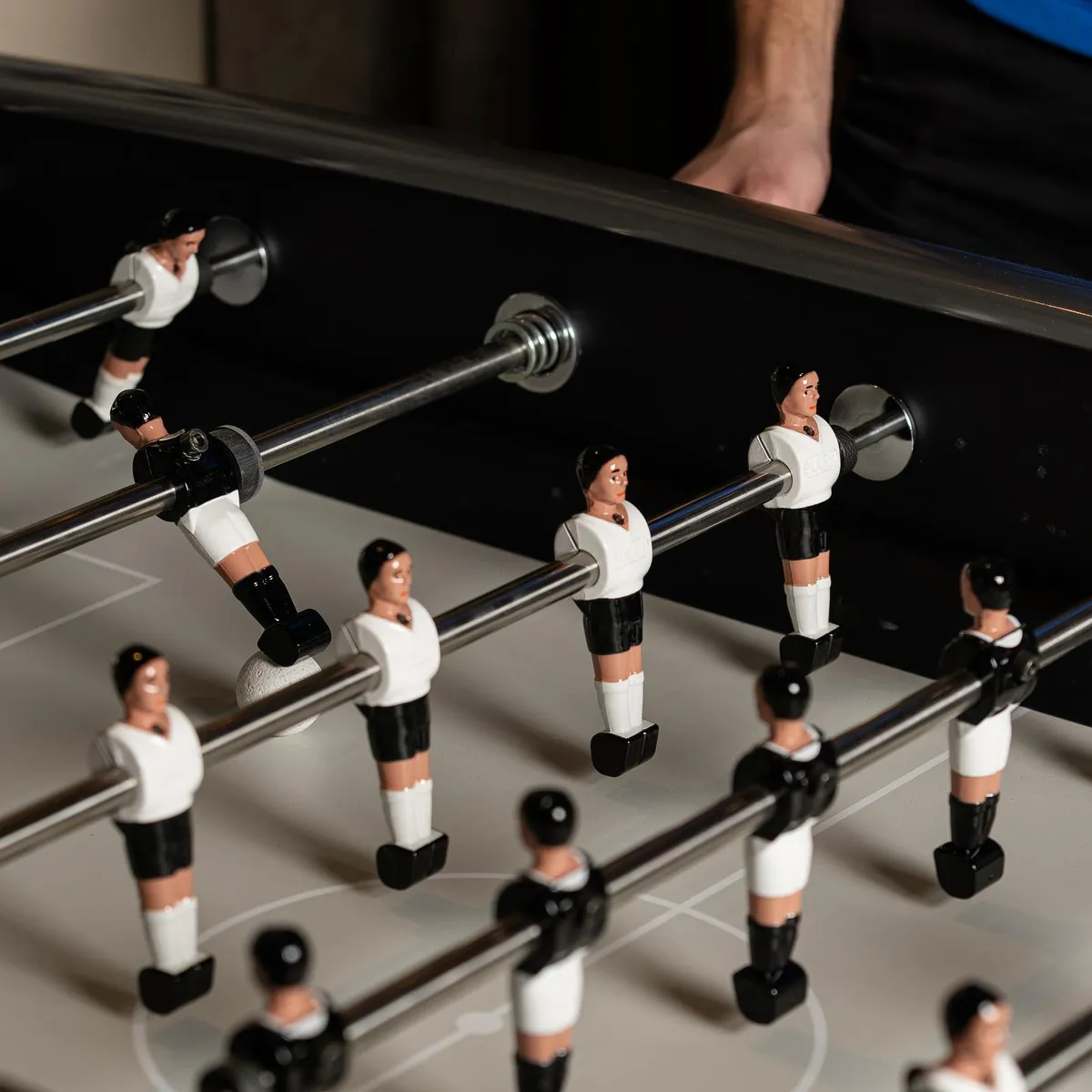 Tischfußball mit Kunststoff-Figuren auf den Metallstangen
