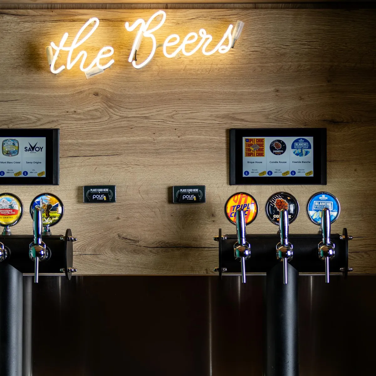 Eine Bierbar mit sechs Zapfhähnen und Bildschirmen, die die verfügbaren Biersorten anzeigen